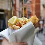 Traditionel stegt fisk og skaldyr